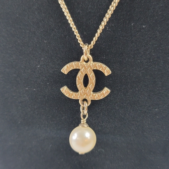 CHANEL CC Logo Gold Plated x Pearl Gold Necklace - Picture 4 of 7